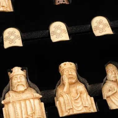 Ensemble d’Échecs Isle of Lewis – Pièces & Échiquier avec Coffret de Présentation
