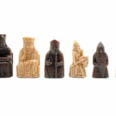 Ensemble d’Échecs Isle of Lewis – Pièces & Échiquier avec Coffret de Présentation