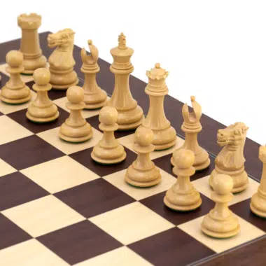 Vue d'ensemble des pièces et du coffret du jeu d'échecs Windsor - Le Palais Des Echecs