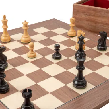 Vue rapprochée du jeu d'échecs Levisham mettant en avant les pièces sur le plateau