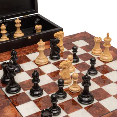 Chess board with briarwood piece movement - Le Palais des Échecs