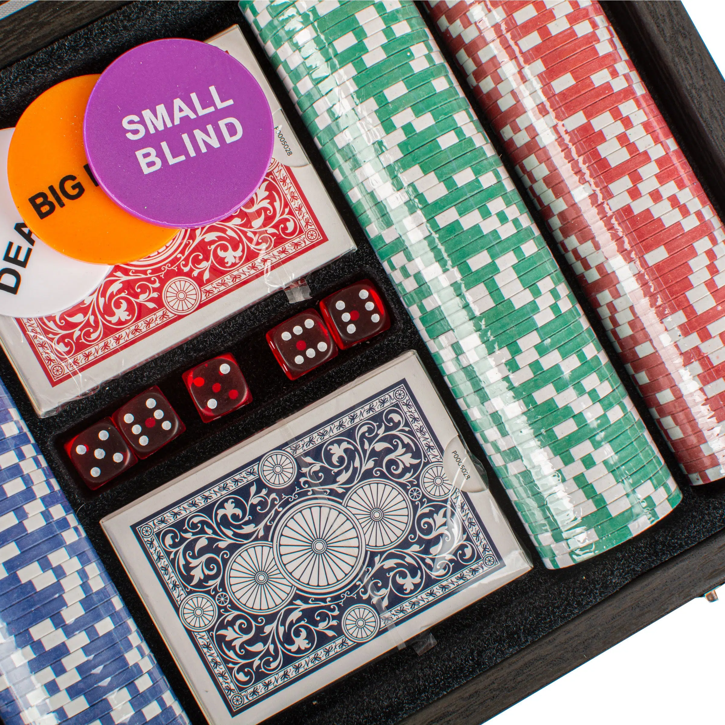 Jetons et cartes à jouer disposés dans le coffret de poker de luxe