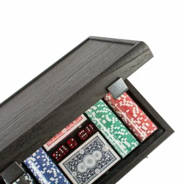 Coffret de poker en bois noir vu de haut, mettant en valeur les jetons