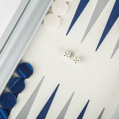 Vue rapprochée des dés sur le plateau de Backgammon bleu marine - Le Palais Des Echecs