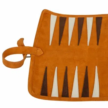 Détail du dos du backgammon enroulable en daim marron, finitions soignées et texture - Le Palais Des Echecs