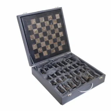 Jeu d’échecs en marbre présenté sur son coffret rigide gris