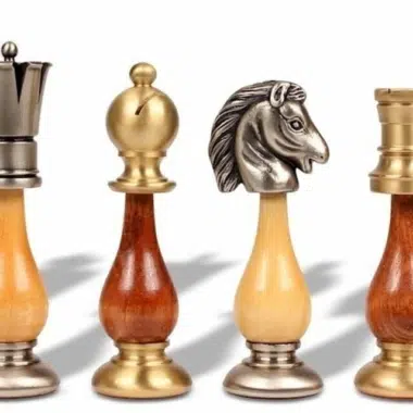 Alignement comparatif des pièces d'échecs de luxe en laiton et nickel