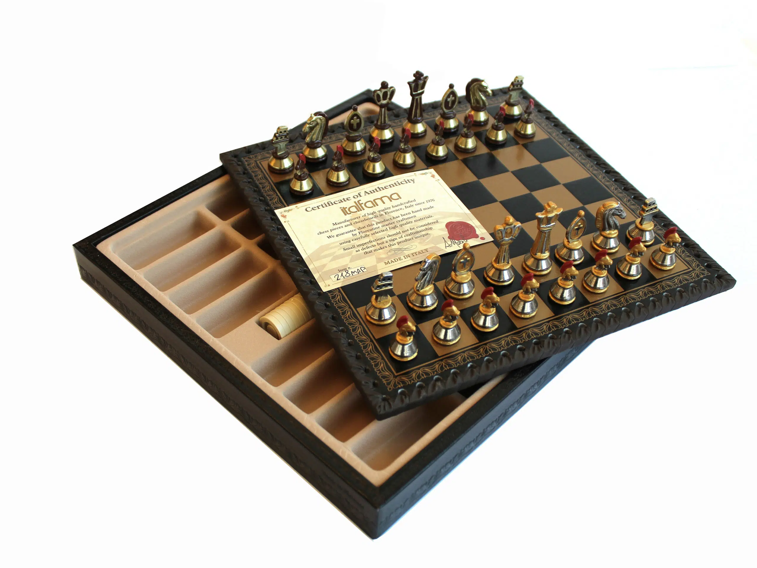 Coffret d'échecs ouvert montrant le plateau en similicuir noir et le compartiment de rangement intérieur pour les pièces romaines