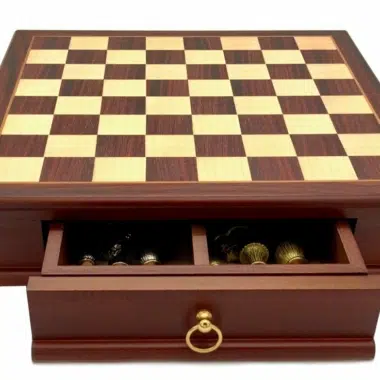 Échiquier coffret en palissandre avec tiroir de rangement ouvert pour les pièces d'échecs