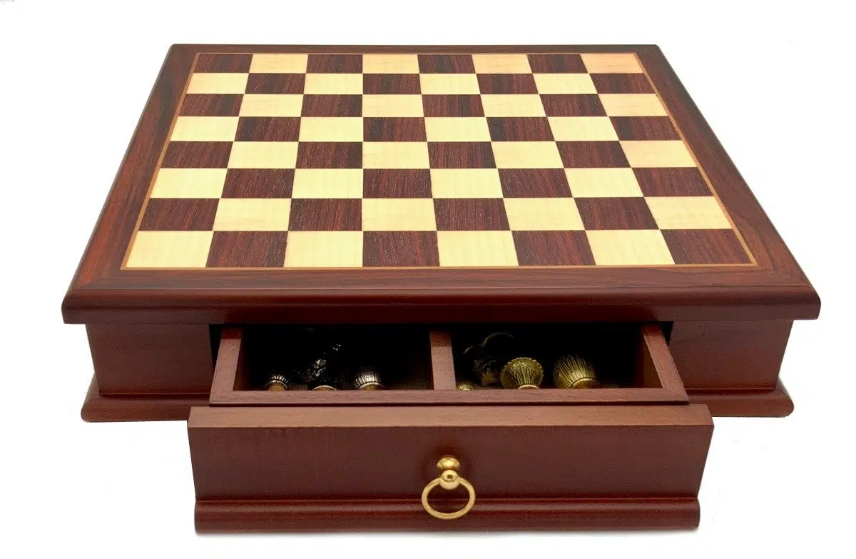 Échiquier coffret en palissandre avec tiroir de rangement ouvert pour les pièces d'échecs