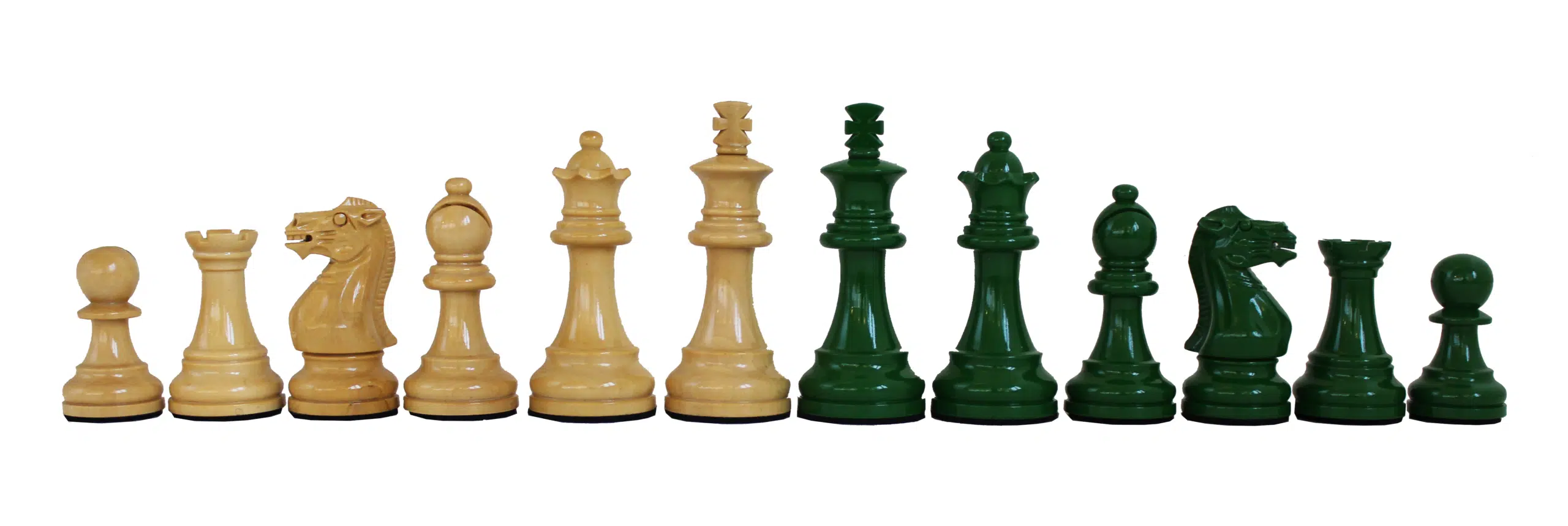 Alignement complet des 32 pièces d'échecs en buis laqué vert et ivoire