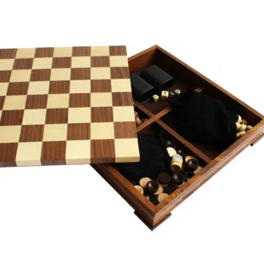 Rangement intérieur compartimenté avec pièces et accessoires échecs et backgammon