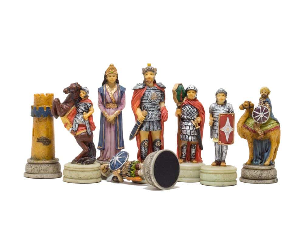 Ensemble des pièces d'échecs historiques peintes à la main avec feutrine de protection sous le socle