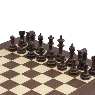 Détail des pièces noires du jeu d'échecs Lemington sur l'échiquier - Le Palais Des Echecs