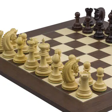 Vue rapprochée des pièces blanches du jeu d'échecs Lemington sur l'échiquier en palissandre