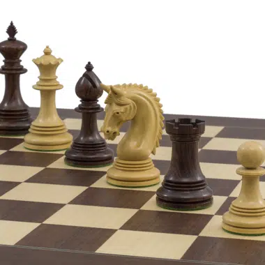 Rassemblement de pièces du jeu d'échecs Lemington, montrant des détails fins et élégants - Le Palais Des Echecs