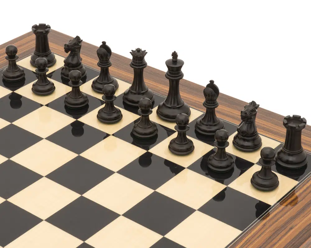 Zoom sur les pièces noires du Jeu d'Échecs Sovereign Palissandre Staunton, prêtes à jouer