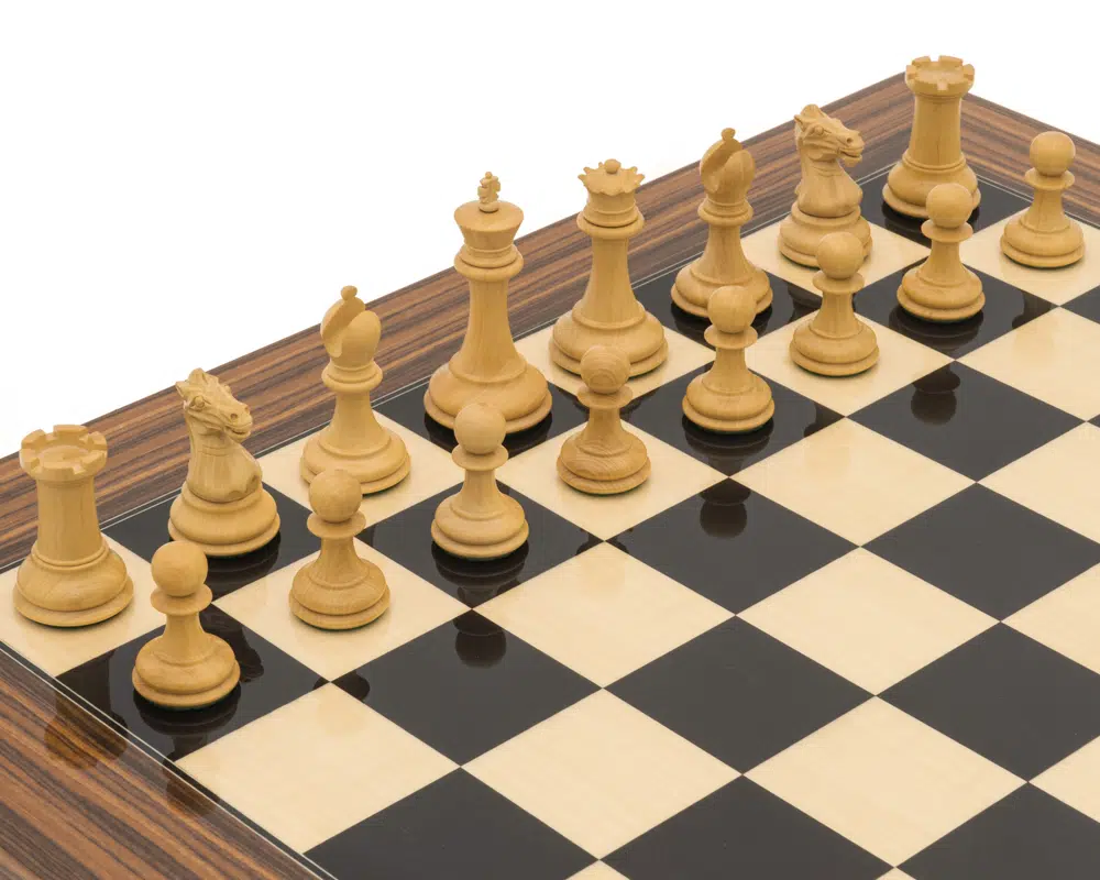Vue des pièces blanches du Jeu d'Échecs Sovereign Palissandre Staunton alignées sur le plateau
