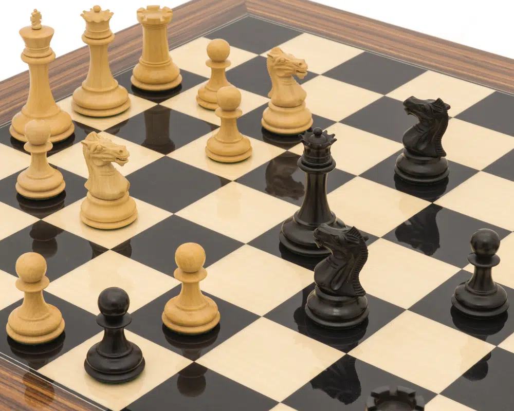 Mise en situation du Jeu d'Échecs Sovereign Palissandre Staunton en cours de partie, approche dynamique