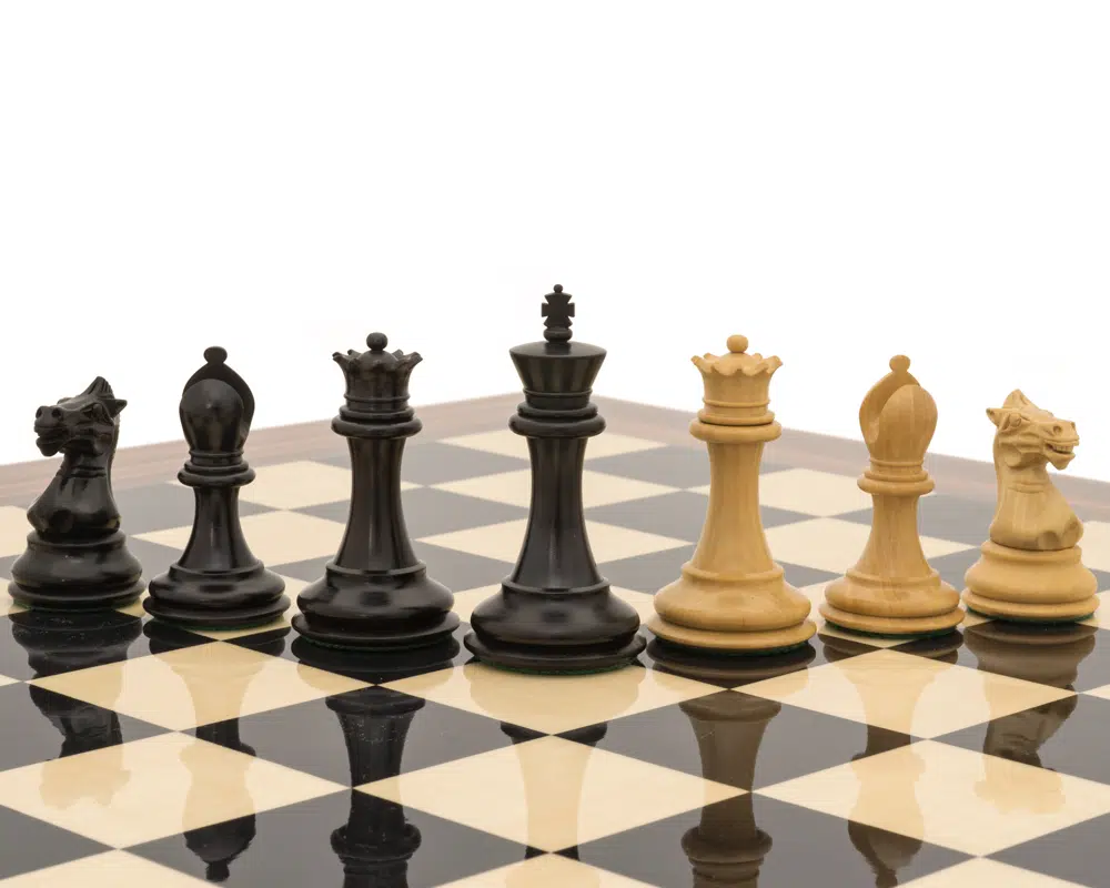 Détail des pièces reines et rois du Jeu d'Échecs Sovereign Palissandre Staunton, côté à côté
