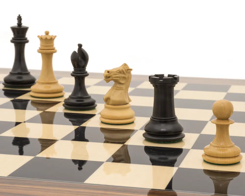 Vue stratégique des principales pièces du Jeu d'Échecs Sovereign Palissandre Staunton pour une partie intense