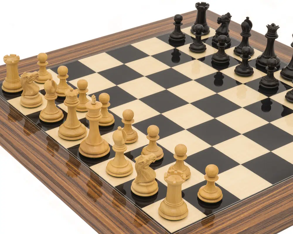 Détails des pièces blanches du Jeu d'Échecs Sovereign Palissandre Staunton bien positionnées sur le plateau